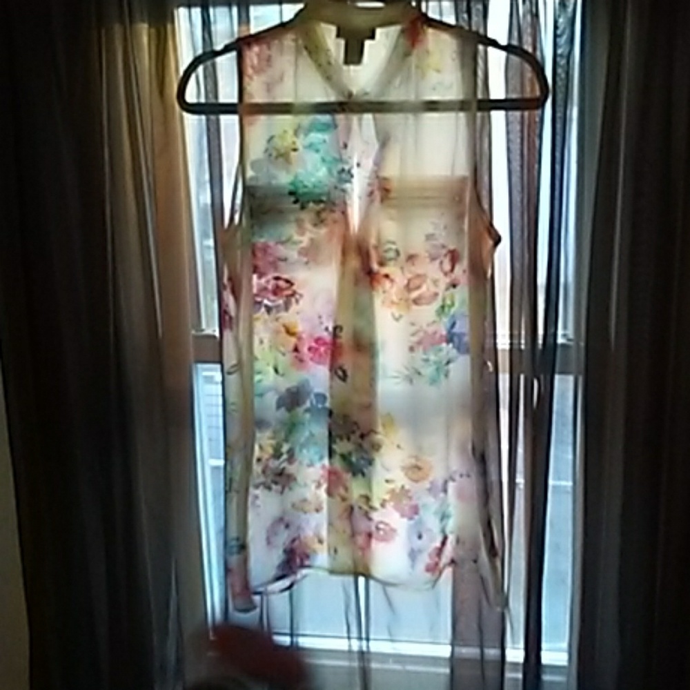 Floral Sleeveless Top - Picture 2 of 6